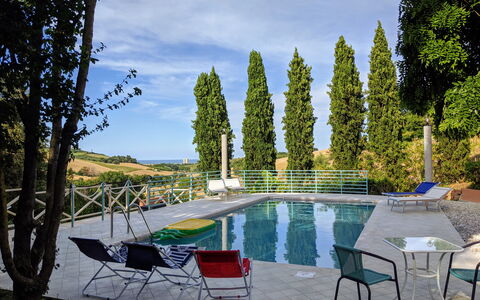 Villa Millefiori: Agua, Cielo, Planta, Nube, Mueble, Naturaleza, Silla, Árbol, Piscina, Mueble Para Exteriores