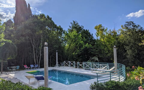 Villa Millefiori: Agua, Nube, Cielo, Planta, Los Recursos Hídricos, Azur, Piscina, Árbol, Paisaje Natural, Arquitectura