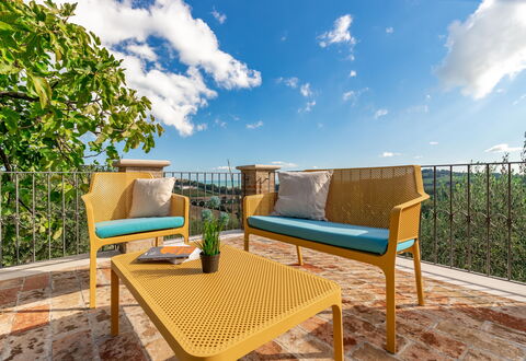 Villa Vagnini: Cielo, Nube, Planta, Mueble, Propiedad, Mesa, Azur, Madera, Paisaje Natural, Mueble Para Exteriores