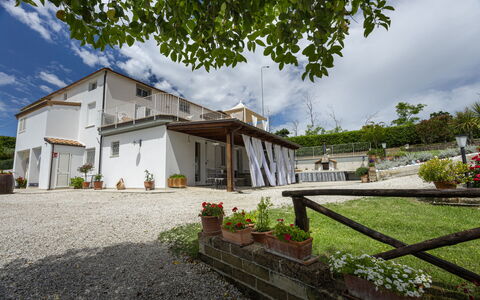La Casa Di Campagna: Inmuebles, Yarda, Silla, Balcón, Porche, Villa, Maceta, Patio, Estructura Al Aire Libre, Cubierta