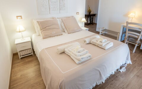 La Casa Di Campagna: Mueble, Diseño De Interiores, Cama, Habitación, Suelo, Piso, Madera, Sábana, Habitación, Lecho