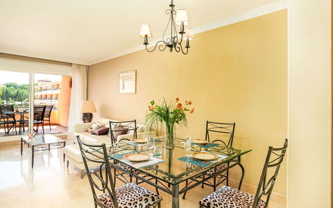 Los Patios de Santa Maria: Mueble, Diseño De Interiores, Piso, Suelo, Cocina Y Comedor Mesa, Comedor, Mesa, Techo, Silla, Habitación