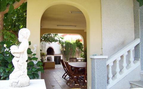 Villa Mar: Planta, Edificio, Sombra, Diseño De Interiores, Árbol, Silla, Casa, Columna, Puerta, Arco