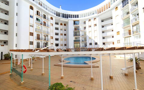 Calpe Calp 822: Edificio, Propiedad, Tiempo De Día, Ventana, Cielo, Diseño Urbano, Condominio, Diseño De Interiores, Bloque De Pisos, Barrio