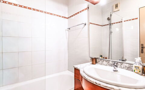 Saint-Jean-De-Luz 508: Baño, Arreglo De Tubería, Piso, Diseño De Interiores, Plomería, Grifo, Suelo, Lavabo, Bañera, Espejo