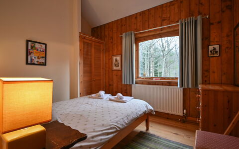 Riverside Cottage: Pared, Diseño De Interiores, Cama, Habitación, Madera, Piso, Suelo, Mueble, Sábana, Techo