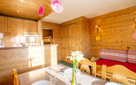 Val Thorens 200: Mueble, Mesa, Propiedad, Vajilla, Flor, Planta, Decoración, Gabinetes, Diseño De Interiores, Encendiendo