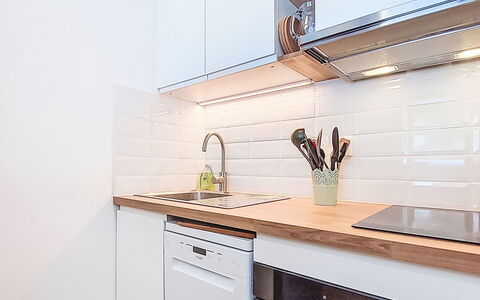 Val Thorens 200: Cocina, Mostrador, Piso, Aparato De Cocina, Diseño De Interiores, Madera, Electrodoméstico, Gabinetes, Electrodoméstico, Suelo