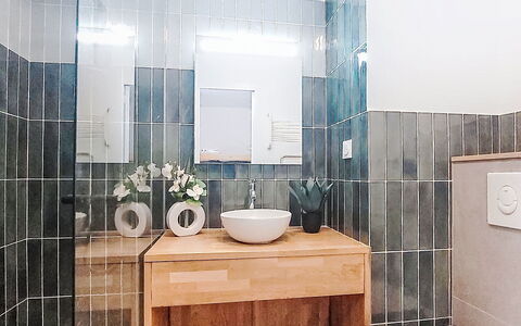 Val Thorens 200: Piso, Diseño De Interiores, Suelo, Arreglo De Tubería, Baño, Loseta, Grifo, Encendiendo, Mueble De Baño, Lavabo