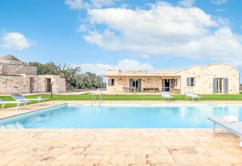 Villa Trullina: Agua, Nube, Cielo, Planta, Azul, Piscina, Azur, Edificio, Hierba