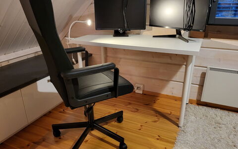 Tahkomäki: Cama, Mueble, Habitación, Diseño De Interiores, Lecho, Sábana, Piso, Madera, Suelo, Habitación