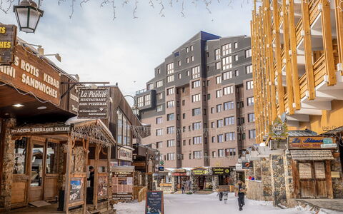 Val Thorens 550: Cielo, Edificio, Ventana, Nube, Infraestructura, Diseño Urbano, Luz De La Calle, Barrio, Barrio Residencial, Espacio Publico