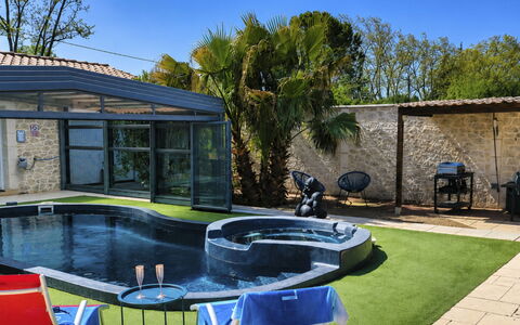 Logis de la Castagne: Piscina, Ocio, Material Compuesto, Fuente De Agua, Recurso, Jardín, Patio Interior, Sombra, Mueble Para Exteriores, Paisajismo