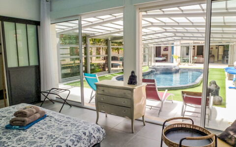 Logis de la Castagne: Diseño De Interiores, Piso, Suelo, Mueble, Techo, Piscina, Silla, Recurso, Sombra, Diseño