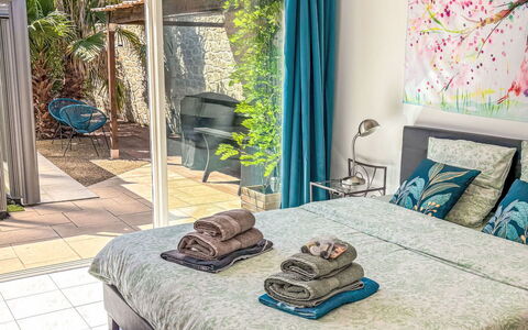 Logis de la Castagne: Mueble, Diseño De Interiores, Cama, Habitación, Suelo, Piso, Sábana, Habitación, Linos, Lecho