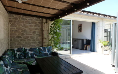 Logis de la Castagne: Mueble, Suelo, Piso, Silla, Mueble Para Exteriores, Sombra, Puerta, Maceta, Porche, Planta De Casa