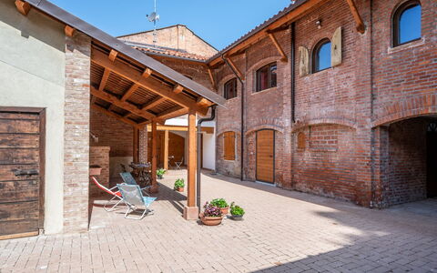 Mondovì 610: Cielo, Mesa, Mueble, Tiempo De Día, Propiedad, Planta, Montaña, Azur, Silla, Naturaleza