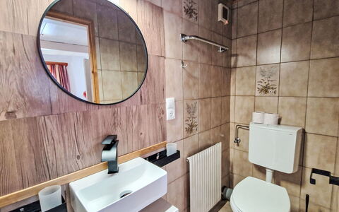 Lamplberg: Arreglo De Tubería, Piso, Lavabo Del Baño, Diseño De Interiores, Suelo, Baño, Lavabo, Grifo, Habitación, Plomería