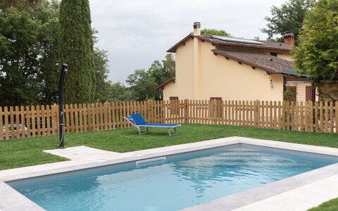 Villa le Pine: Agua, Cielo, Planta, Piscina, Edificio, Árbol, Sombra, Hierba, Ocio, Paisaje