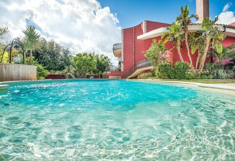 Villa Rossana: Agua, Nube, Planta, Edificio, Tiempo De Día, Propiedad, Cielo, Piscina, Árbol, Casa