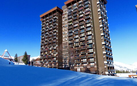 Le Corbier 800: Cielo, Edificio, Propiedad, Azul, Nieve, Ventana, Bloque De Pisos, Casa, Condominio, Diseño Urbano