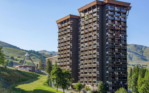 Le Corbier 800: Azul, Arbusto, Cabaña, Cobertura Del Suelo, Jardín, Inmuebles, Sombra, Paisajismo, Casa De Campo, Eco Hotel