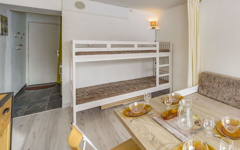 Le Corbier 100: Comida, Vajilla, Mueble, Mesa, Edificio, Madera, Gabinetes, Casa, Diseño De Interiores, Amarillo