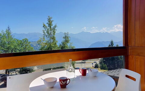 Le Corbier 100: Madera, Silla, Manchas De Madera, Cordillera, Madera Dura, Cocina Y Comedor Mesa, Eco Hotel, Balcón, Mesa De Café, Alpes