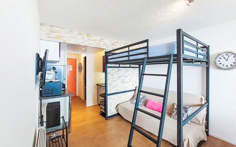 Le Corbier 310: Litera, Diseño De Interiores, Suelo, Piso, Mueble, Habitación, Cama, Habitación, Sábana, Marco De La Cama