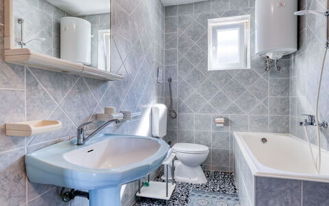 Nena: Baño, Arreglo De Tubería, Piso, Diseño De Interiores, Suelo, Lavabo, Lavabo Del Baño, Grifo, Bañera, Baño