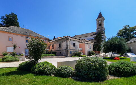 Nena: Entrada De Coches, Jardín, Iglesia, Paisajismo, Césped, Aguja, Campanario, Inmuebles, Capilla