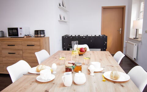 Kiek in: Mesa, Mueble, Vajilla, Madera, Comida, Suelo, Piso, Gabinetes, Madera Dura, Comodidad