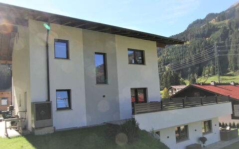 Haus Goldmann: Planta, Edificio, Cielo, Ventana, El Terreno Del Lote, Casa, Cabaña, Hierba, Paisaje, Árbol