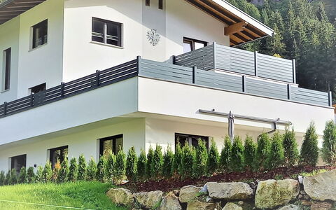 Haus Goldmann: Planta, Edificio, Ventana, Verde, Casa, Cabaña, El Terreno Del Lote, Arquitectura, Árbol, Pared