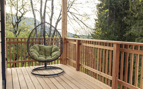 Premium Baumhaus mit 1 Schlafzimmer: Planta, Madera, Árbol, Hierba, Cielo, Plantas Leñosas, Manchas De Madera, Planta Terrestre, Madera Dura, Paisaje