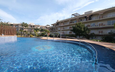 Golden Beach: Agua, Cielo, Edificio, Nube, Planta, Azur, Piscina, Árbol, Casa, Ventana