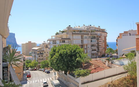 Calpe Calp 1070: Cielo, Nube, Edificio, Planta, Árbol, Ventana, Luz De La Calle, Diseño Urbano, El Terreno Del Lote, Barrio Residencial