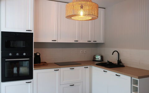 Le Clos du Mûrier: Gabinetes, Mostrador, Fregadero, Propiedad, Mueble, Lavabo, Cocina, Edificio, Madera, Encendiendo