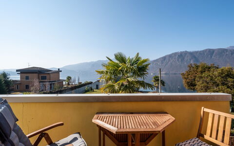 Borgo San Giulio: Cielo, Mueble, Edificio, Propiedad, Montaña, Azur, Árbol, Mueble Para Exteriores, Sombra, Casa