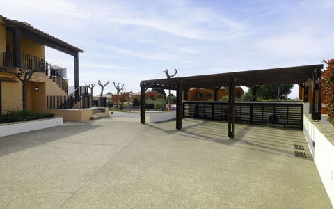 Rabassades: Planta, Agua, Propiedad, Mueble, Edificio, Mesa, Ventana, Azur, Silla, Diseño De Interiores