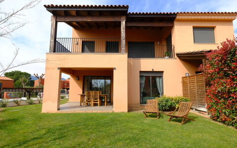 Rabassades: Planta, Agua, Propiedad, Mueble, Edificio, Mesa, Ventana, Azur, Silla, Diseño De Interiores
