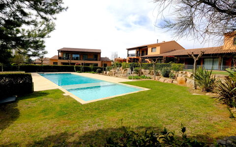 Rabassades: Planta, Agua, Propiedad, Mueble, Edificio, Mesa, Ventana, Azur, Silla, Diseño De Interiores
