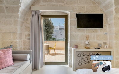 La Terra Junior Suite con Terrazza 5: Diseño De Interiores, Madera, Beige, Piso, Sombra, Sala, Edificio, Rectángulo, Silla, Techo