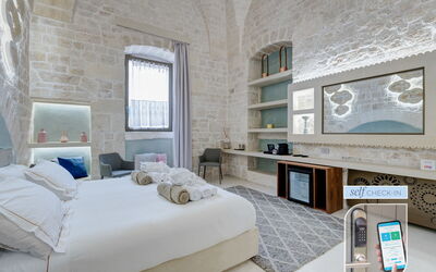 Vico Bixio Deluxe 1: Mueble, Propiedad, Ventana, Edificio, Marco, Comodidad, Diseño De Interiores, Sala, Madera, Gabinetes