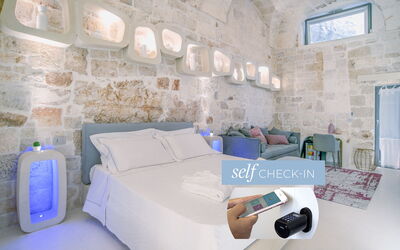 Porta San Demetrio Junior Suite 4: Propiedad, Mueble, Sofá, Comodidad, Azur, Diseño De Interiores, Marco, Suelo, Almohada, Sofá Cama