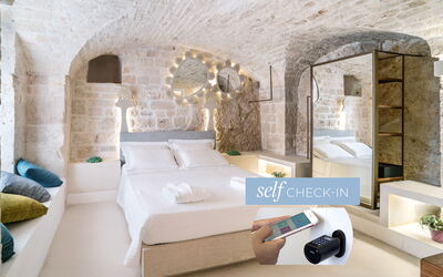 Room Romantic Grotta dei Millenari 6: Mueble, Sofá, Comodidad, Diseño De Interiores, Sala, Casa, Marco De La Cama, Edificio, Lámpara, Madera