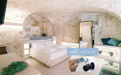 Room Romantic Grotta Sant'Oronzo 7: Mueble, Propiedad, Sofá, Comodidad, Verde, Diseño De Interiores, Sala, Suelo, Almohada, Pared