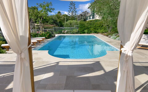 Villa La Rodina - Diano Marina: Agua, Planta, Piscina, Azur, Sombra, Edificio, Rectángulo, Diseño De Interiores, Ventana, Suelo