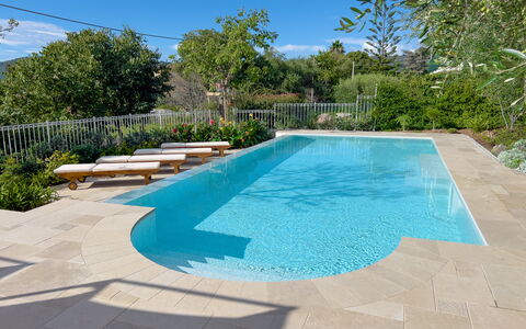 Villa La Rodina - Diano Marina: Agua, Propiedad, Planta, Cielo, Piscina, Azur, Sombra, Árbol, Cuerpo De Agua, Rectángulo