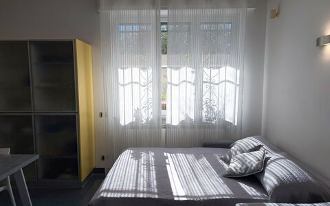 Villa La Rodina - Diano Marina: Mueble, Cama, Diseño De Interiores, Habitación, Sábana, Lecho, Suelo, Madera, Habitación, Piso